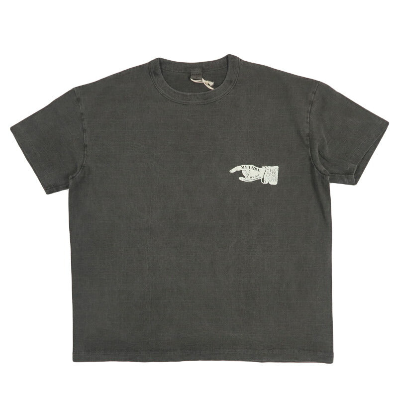 BARNS BARNS เสื้อยืดแขนสั้นถักแบบแขวน G.O.A.T. ย้อมสีพิกเมนต์ เสื้อยืดพิมพ์ลาย "TRUE VALUE" รุ่น BR-26154【คอลเลกชันฤดูใบไม้ผลิ-ฤดูร้อน 2026】
