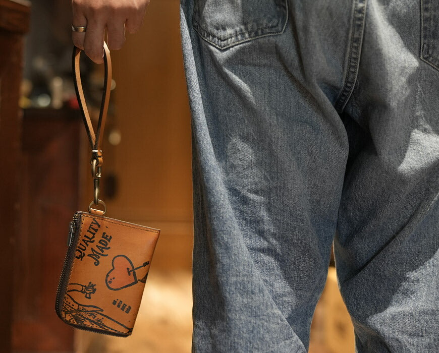 VASCO × GLAD HAND วาสโก้ แกรดแฮนด์ กระเป๋าใส่เหรียญหนัง เพ้นท์มือ "GLAD POSTALS" GHVS-CC-GP